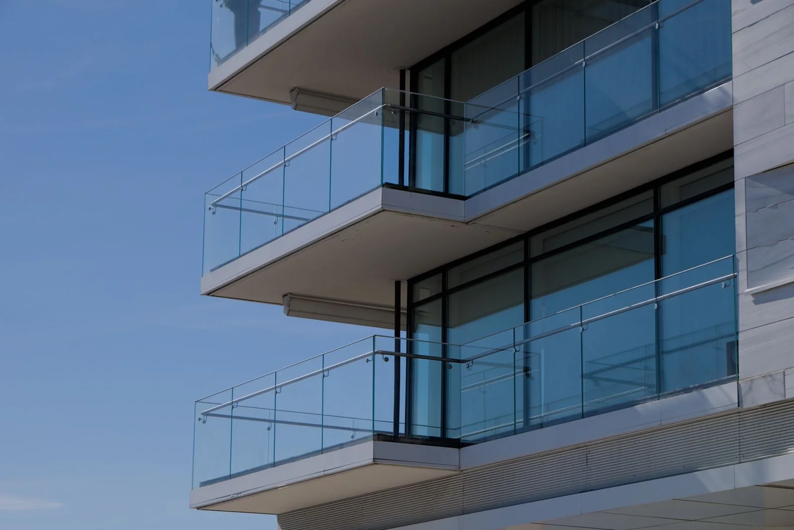 Modern bina cam balkon sistemi